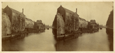122384 Gezicht vanaf de Catharijnebrug op de stadsbuitengracht te Utrecht, uit het noordwesten, met links de gasfabriek ...
